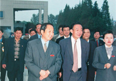 吴邦国参观周恩来纪念馆